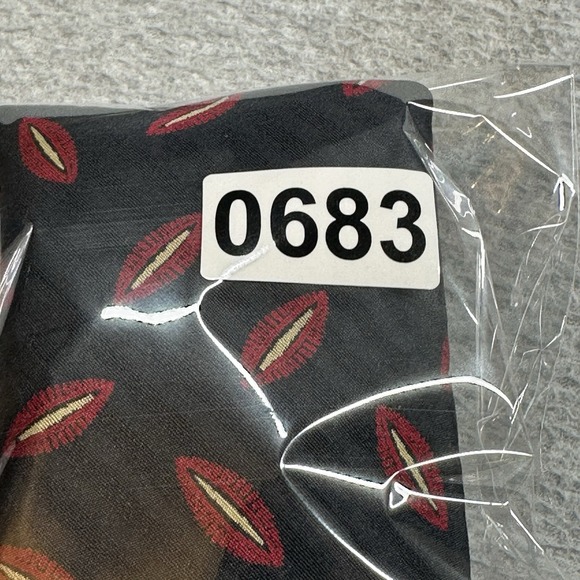 Vintage Giorgio Armani Cravatte Black Silk Tie Abstract Red Lips Pattern Italy - Picture 7 of 7